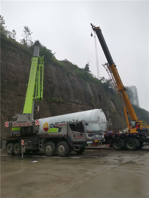 瓮安县“不怕风雨冻”—— 吊车的 “恶劣环境适应” 技术